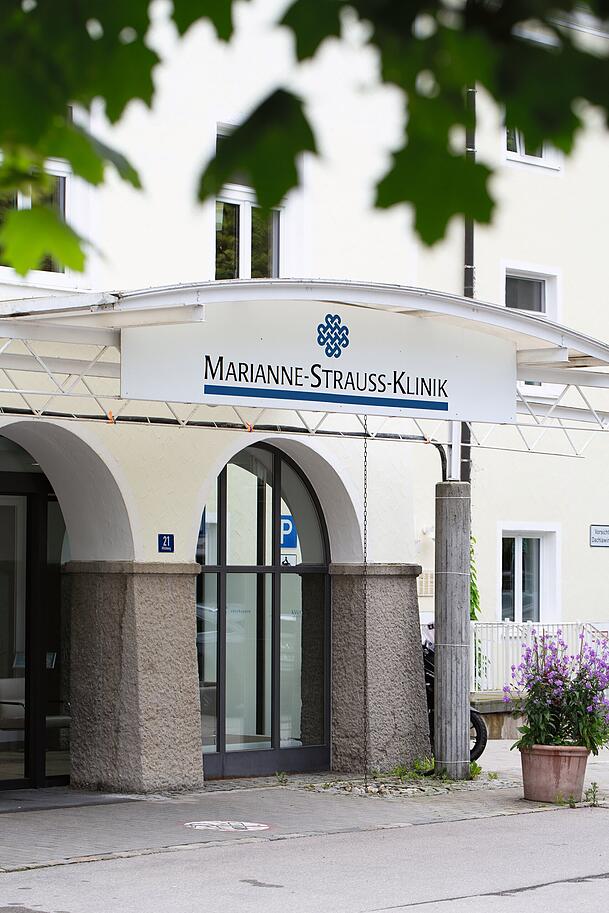 Die Klinik ist nach eigenen Angaben das zweitgr&ouml;&szlig;te Fachkrankenhaus f&uuml;r Multiple Sklerose bundesweit. Etwa 240 Mitarbeiter sind dort besch&auml;ftigt.