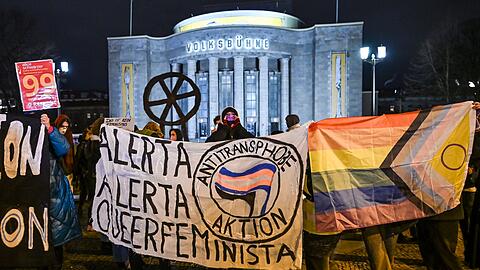 Es gibt aber auch Protest gegen Schwarzer vor der Volksb&uuml;hne.