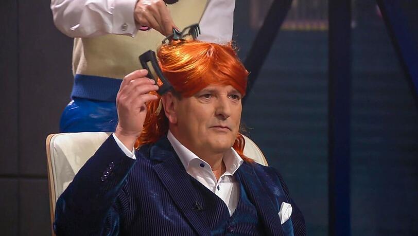 Ralf D&uuml;mmel probiert den Tragekomfort einer Haarklammer aus.