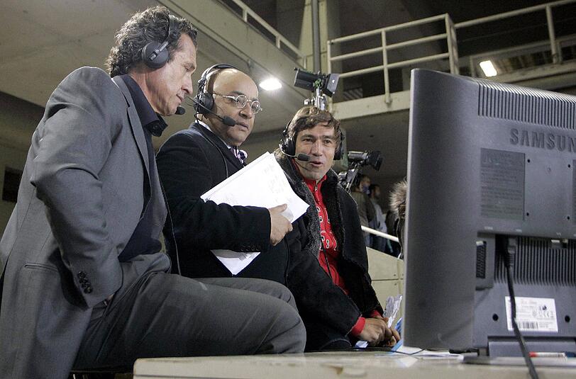 Der unglaubliche Fluch des Aaron Ramsey beginnt im September 2009. Der Waliser trifft gegen Liechtenstein und zwei Tage später stirbt der spanische Reporter Andres Montes (Mitte).