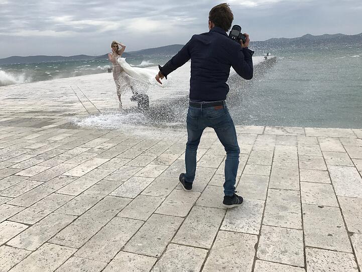 Das Shooting von Philip Reichwein droht wegen eines Sturms ins Wasser zu fallen - im wahrste Sinne des Wortes.