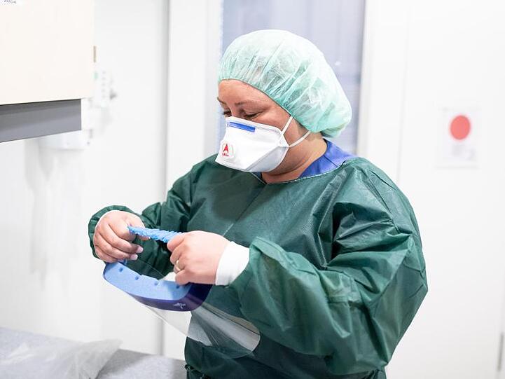 Eine Mitarbeiterin der Infektionsstation der Uniklinik Essen.