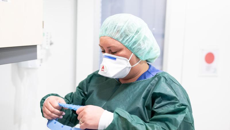 Eine Mitarbeiterin der Infektionsstation der Uniklinik Essen. Eine Mitarbeiterin der Infektionsstation der Uniklinik Essen.