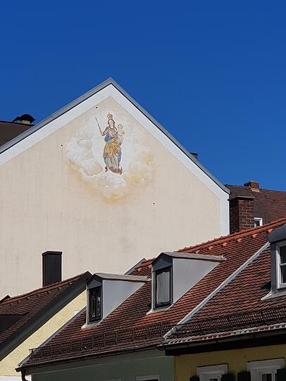 Als Wandgemälde wacht diese Maria über die Birkenau in Untergiesing.