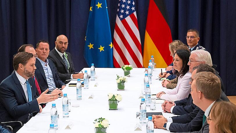 Sein Auftreten lässt die Europäer verstört zurück: Trump-Vize J.D. Vance (l.) im Gespräch mit Bundespräsident Frank-Walter Steinmeier und AußenministerinAnnalena Baerbock (Grüne).
