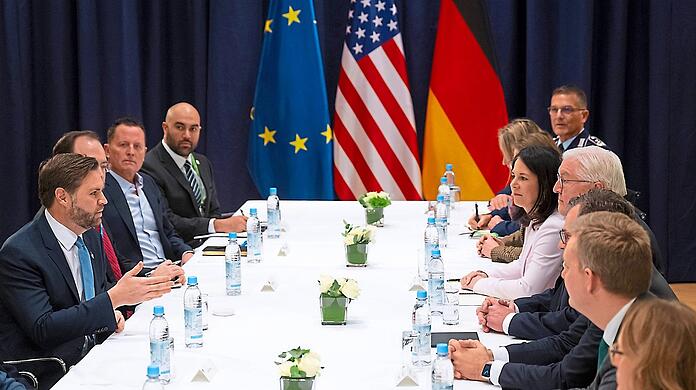 Sein Auftreten lässt die Europäer verstört zurück: Trump-Vize J.D. Vance (l.) im Gespräch mit Bundespräsident Frank-Walter Steinmeier und AußenministerinAnnalena Baerbock (Grüne).