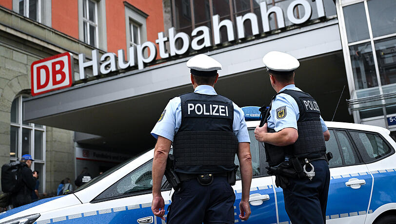 Polizisten haben im Hauptbahnhof einen mutma&szlig;lichen Trickbetr&uuml;ger gefasst, der noch die Beute der letzten Tat bei sich hatte. (Symbolbild)