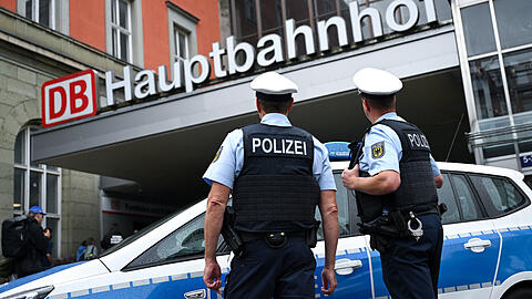 Polizisten haben im Hauptbahnhof einen mutma&szlig;lichen Trickbetr&uuml;ger gefasst, der noch die Beute der letzten Tat bei sich hatte. (Symbolbild)