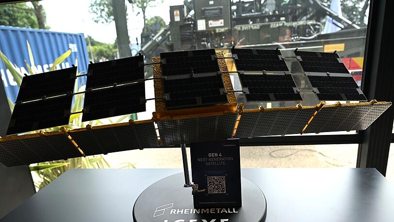 Ein Satelliten-Modell bei der Pariser Waffenmesse Eurosatory im Sommer im Ma&szlig;stab eins zu vier. In kompletter Gr&ouml;&szlig;e sind die Satelliten 3,3 Meter lang und 0,8 Meter breit.