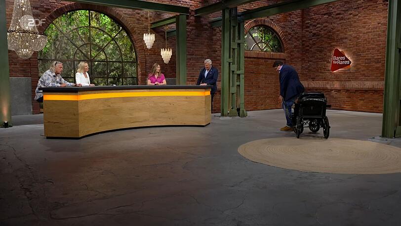 Daniel Meyer musste in die Knie gehen, um die Kutsche testweise zu ziehen: "Für Menschen ist es, glaube ich, nicht." Susanne Steiger neckte ihn: "Steht dir, Daniel." Sarah Schreiber machte ebenfalls einen Scherz ... Daniel Meyer musste in die Knie gehen, um die Kutsche testweise zu ziehen: "Für Menschen ist es, glaube ich, nicht." Susanne Steiger neckte ihn: "Steht dir, Daniel." Sarah Schreiber machte ebenfalls einen Scherz ...
