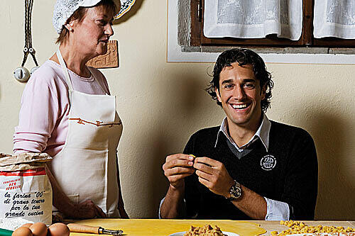 Luca Tonis Heimatregion Emilia Romagna verliert ihren besten Werbebotschafter. Wer sonst kann mit so einem Lachen zeigen, wie Tortellini geflochten werden?