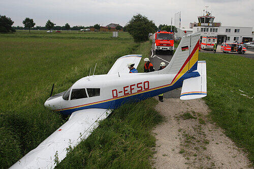 Mit der Nase landete die Piper auf dem Herzogenauracher Flugplatz in einem kleinen Graben. Schaden: etwa 50.000 Euro.
