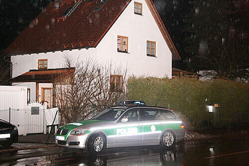 Die Polizei vor dem Haus, wo die Tat geschah.