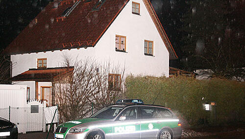Die Polizei vor dem Haus, wo die Tat geschah. Die Polizei vor dem Haus, wo die Tat geschah.