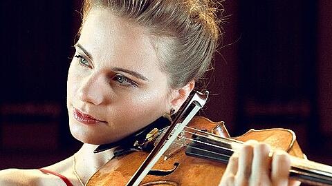 Die Geigerin Julia Fischer spielt heute das Dvorák-Konzert, das sie eben bei Decca auch als CD eingespielt hat.