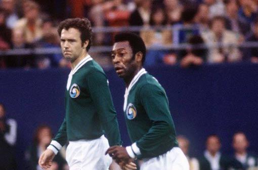 Grün-weiße Cosmos-Legenden: Franz Beckenbauer mit Pelé (r.) im Oktober 1977.