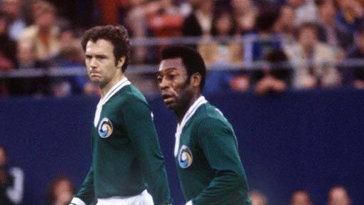 Grün-weiße Cosmos-Legenden: Franz Beckenbauer mit Pelé (r.) im Oktober 1977.