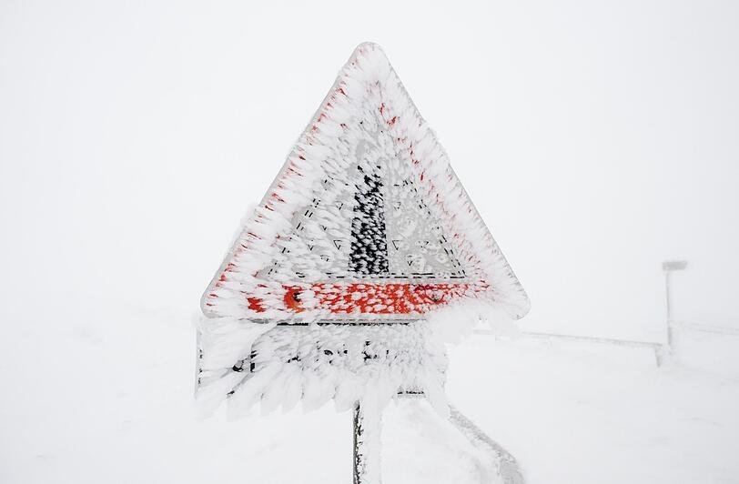 Der erste Schnee ist gefallen und verhüllt alles in ein sanftes Weiß. Aber Achtung Autofahrer: Die Straßen sind glatt. Die Bilder.