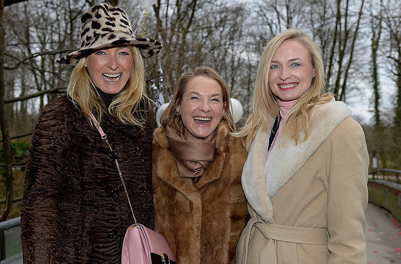 Prinzessin Marie-Louise (Lilly) (li) zu Sayn-Wittgenstein-Berleburg mit Schwester Prinzessin Stefanie und Prinzessin Vanessa (re).