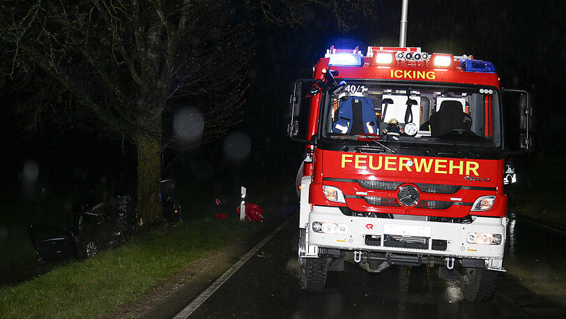 Schreckliche Bilder aus Icking: Der BMW kam von der Straße ab und prallte gegen einen Baum. Zwei 19-jährige Männer starben.