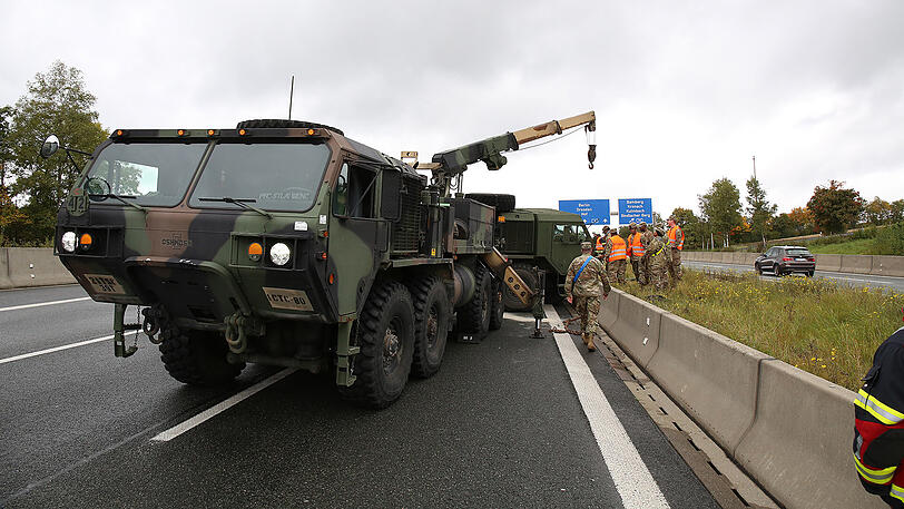 Ein kurioser Unfall der US Army legte am Samstag die A9 lahm. Die Bilder.