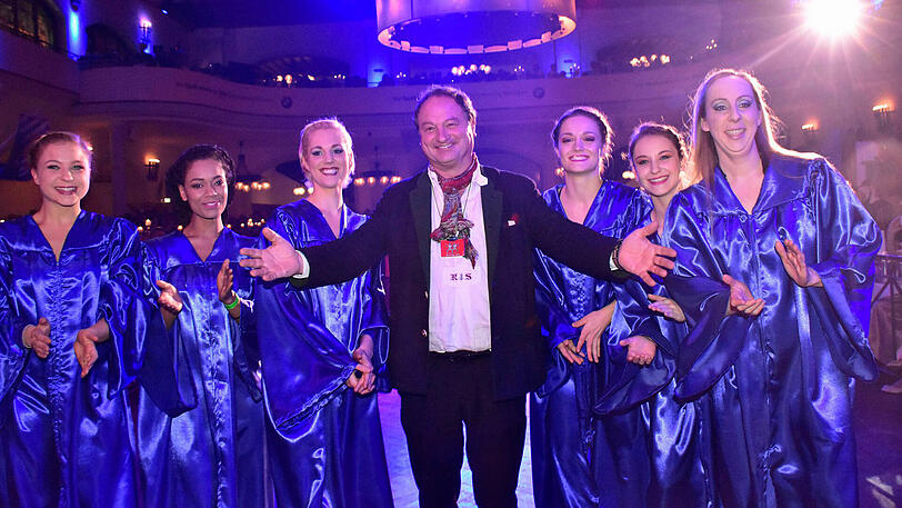 Da strahlt der neue Ehren-Filser: Pfarrer Rainer Maria Schießler freut sich über die besonders bayerische Auszeichnung.