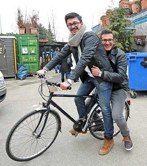 Mustafa und Ozan (beide 23) wollen das Land mit dem Radl erkunden: "Wir kommen aus der Türkei und bleiben fünf Monate in Deutschland. Da dachten wir, dass es am besten ist, mit dem Rad viel umherzufahren,um das Land besser kennenzulernen. Für dieses Rad haben wir 49 Euro bezahlt. Vielleicht finden wir noch ein zweites zu so einem guten Preis."