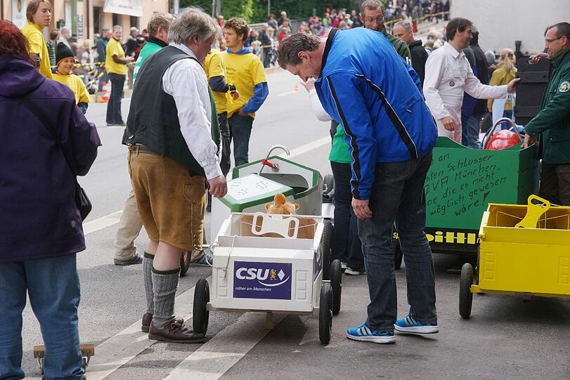 ... sei er in der Kurve offenbar zu schnell gefahren, so die Veranstalter. Immerhin war die CSU beim ersten Proberennen (36,265 Sekunden) im Ergebnis schneller als die FDP (40,841 Sekunden).