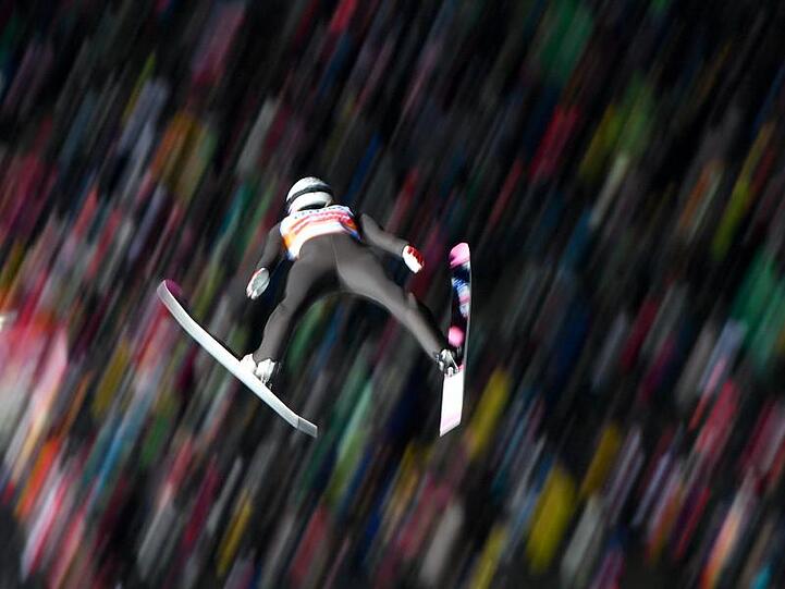 Ein Skispringer während eines Sprungs. Foto: Hendrik Schmidt/zb/dpa/Archivbild