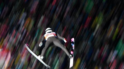 Ein Skispringer während eines Sprungs. Foto: Hendrik Schmidt/zb/dpa/Archivbild