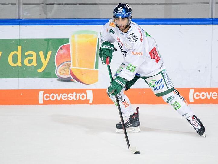 Sahir Gill von Augsburg spielt den Puck. Foto: Matthias Balk/Archivbild
