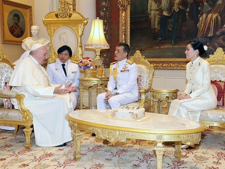 Papst Franziskus spricht mit dem thailändischen König Maha Vajiralongkorn (M.) und Königin Suthida (r.).