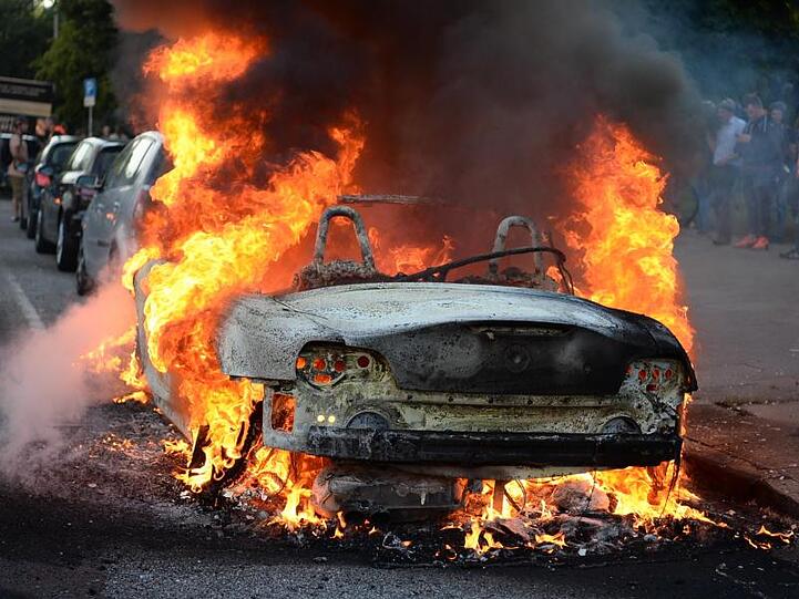 Die militanten G20-Gegner hatten in ganz Hamburg Autos in Brand gesetzt.