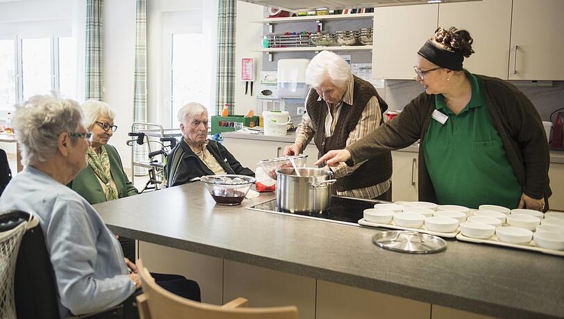 Eine Wohngruppenleiterin kocht mit Pflegebedürftigen. Dass im Betreuten Wohnen Alltag gelebt wird, hält der Heim-Betreiber Kaspar Pfister für eine wichtige Therapie. (Symbolbild) Eine Wohngruppenleiterin kocht mit Pflegebedürftigen. Dass im Betreuten Wohnen Alltag gelebt wird, hält der Heim-Betreiber Kaspar Pfister für eine wichtige Therapie. (Symbolbild)