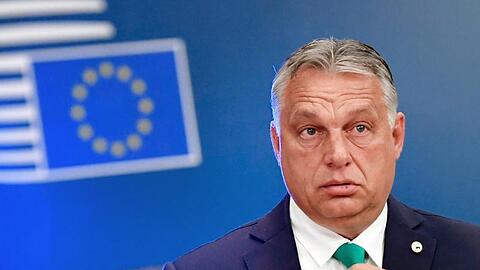 Ungarns Ministerpräsident Viktor Orban trifft zum EU-Gipfel im Gebäude des Europäischen Rates ein.