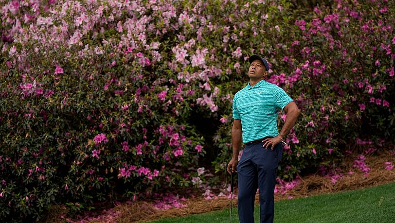 Star-Golfer Tiger Woods wartet am 13. Loch darauf, putten zu können.