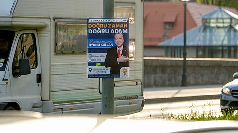 Ein Plakat wirbt in Nürnberg für die Präsidentenwahl in der Türkei - Recep Tayyip Erdoğan ruft darauf türkische Wahlberechtigte dazu auf, am 14. Mai für ihn zu stimmen.