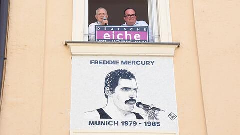 Im letzten September enthüllt: das Mosaik für Freddie Mercury an der Fassade der Deutschen Eiche in der Reichenbachstraße. Oben im Fenster sind Eiche-Wirt Sepp Sattler (l.) und der damalige Wirtschaftsreferent Clemens Baumgärtner zu sehen.