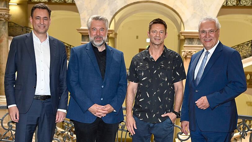 Justizminister Georg Eisenreich (v. l.), die "Rosenheim-Cops" Dieter Fischer und Igor Jeftić sowie Innenminister Joachim Herrmann im Justizpalast.