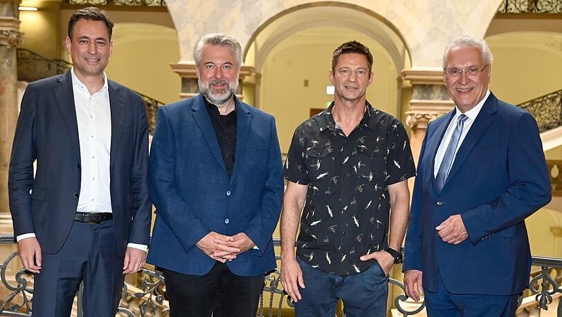 Justizminister Georg Eisenreich (v. l.), die "Rosenheim-Cops" Dieter Fischer und Igor Jeftić sowie Innenminister Joachim Herrmann im Justizpalast. Justizminister Georg Eisenreich (v. l.), die "Rosenheim-Cops" Dieter Fischer und Igor Jeftić sowie Innenminister Joachim Herrmann im Justizpalast.