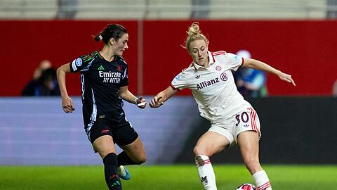 Bayern-Spielerin Carolin Simon (rechts) in der vorigen Saison gegen Arsenals Emily Fox. Bayern-Spielerin Carolin Simon (rechts) in der vorigen Saison gegen Arsenals Emily Fox.