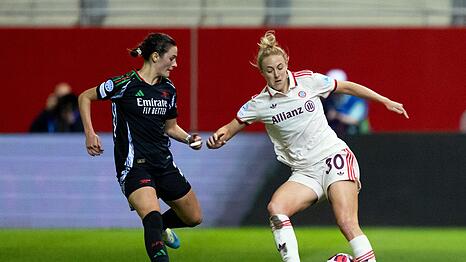 Bayern-Spielerin Carolin Simon (rechts) in der vorigen Saison gegen Arsenals Emily Fox.