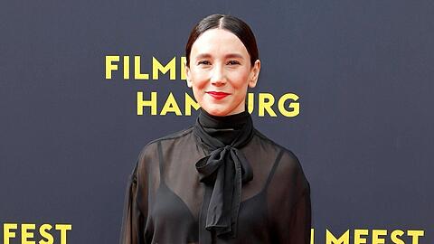Sibel Kekilli - hier 2025 beim Filmfest Hamburg - hat verraten, dass sie sich jetzt "Mrs." nennen darf. Dies ist die traditionelle englische Anrede f&uuml;r eine verheiratete Frau.