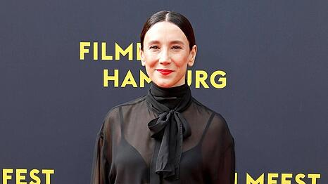 Sibel Kekilli - hier 2025 beim Filmfest Hamburg - hat verraten, dass sie sich jetzt "Mrs." nennen darf. Dies ist die traditionelle englische Anrede f&uuml;r eine verheiratete Frau.