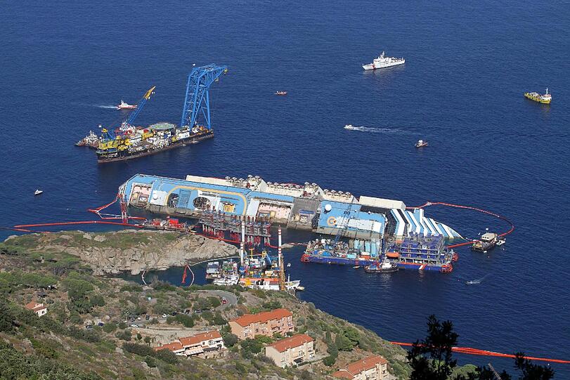 Der Bergungseinsatz am havarierten 
Kreuzfahrtschiff &bdquo;Costa Concordia&ldquo; hat sich am Montag deutlich 
verzögert. Die Aufrichtung des Schiffs vor der italienischen Insel 
Giglio werde voraussichtlich erst am Dienstag im Morgengrauen 
abgeschlossen sein. Die Bilder!