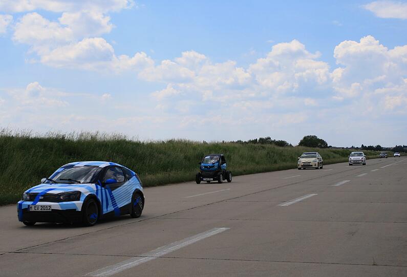 Visio.M lässt die Vergleichsfahrzeuge bei dem Test der Energieeffizienz hinter sich. Bei der gleichen kinetischen Energie kommt das effiziente Elektroauto deutlich weiter.