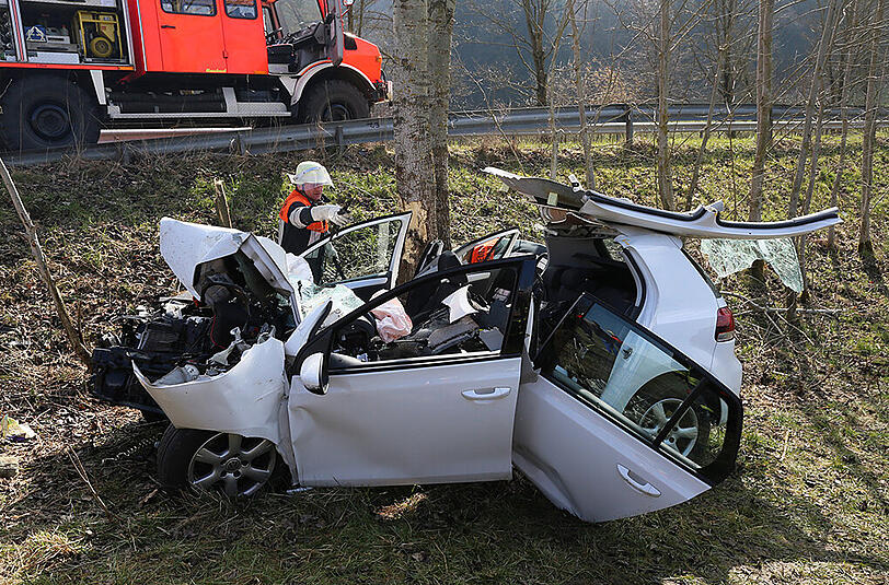 Bilder vom Unfall in Wald bei Altötting. Eine junge Fahranfängerin ist von der Fahrbahn abgekommen und gegen einen Baum geprallt.