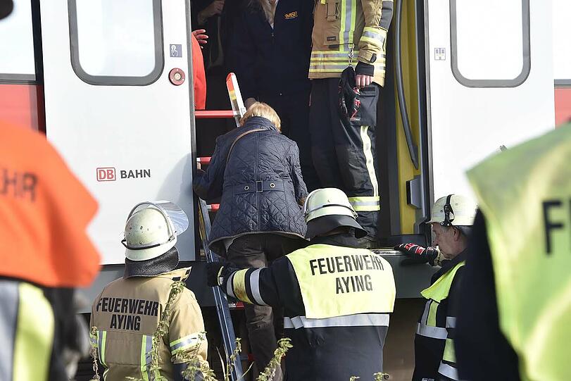 Der Mazda wurde von der S-Bahn erfasst und von den Schienen geschleudert. Der Fahrer hatte mehrere Schutzengel: Er erlitt nur einen Schock.