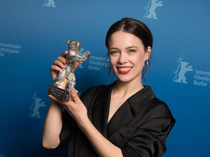 Paula Beer hat einen Silbernen Bären für ihre Rolle in Christian Petzolds Film "Undine" bekommen.