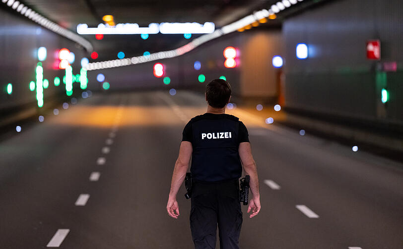 Ein Beamter im komplett leeren Luise-Kiesselbach-Tunnel.